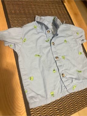 Light Blue Short-Sleeve Button-Down Shirt with Green Frog Motif